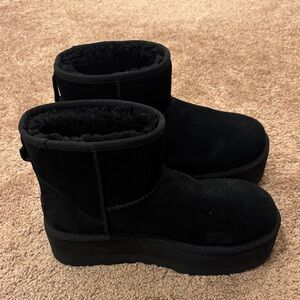Ugg. Classic Black platform Uggs size 8 like new